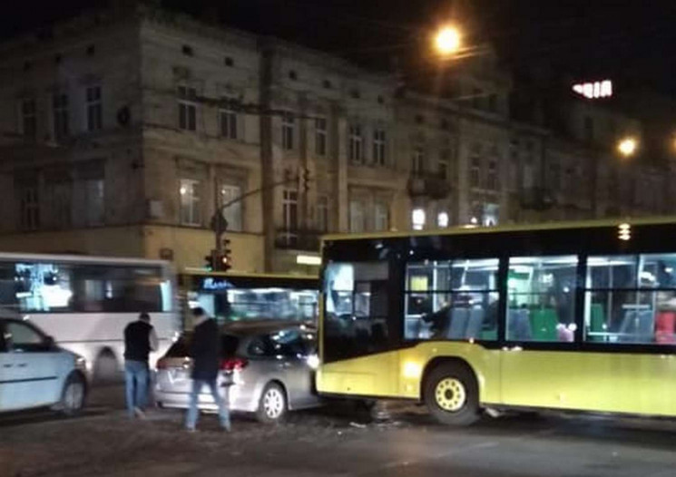 У центрі Львова великий автобус протаран…