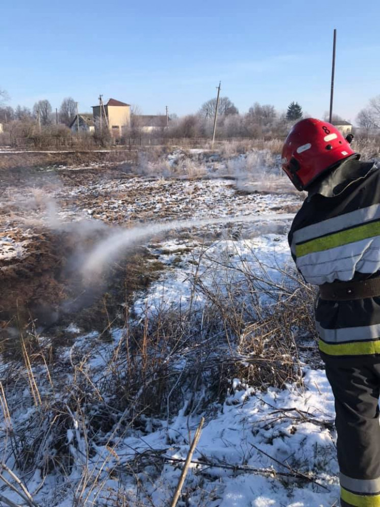 На Тернопільщині маштабна пожежа: горять…