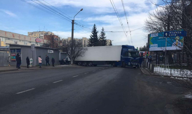 Як у Львові вантажівка заблокувала рух (…