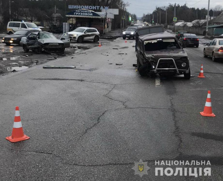 В Харькове врезались авто, три человека…