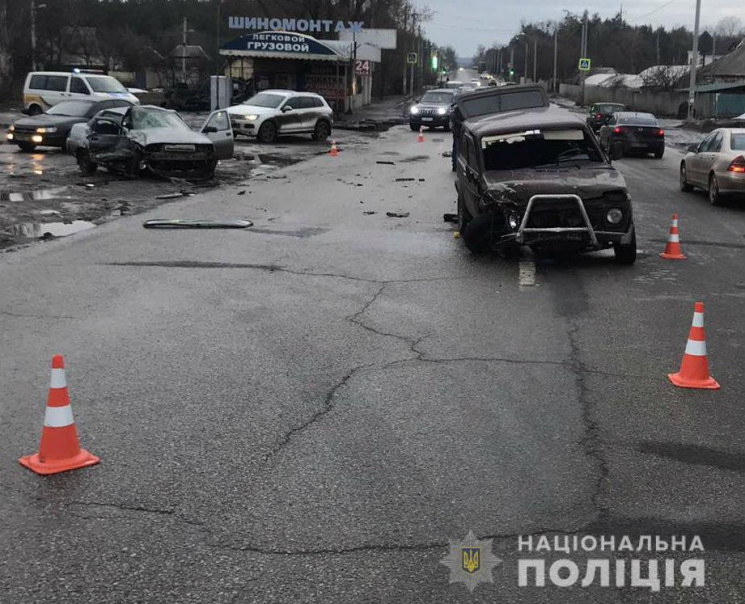 У Харкові врізалися авто, три людини пот…