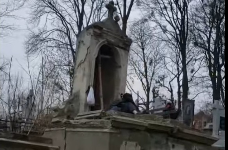 Як у Львові обікрали могили на цвинтарі…