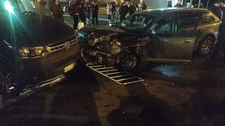У Львові водій вщент розбив припарковани…