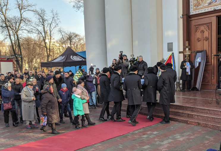 Одеса прощається із загиблим на пожежі р…