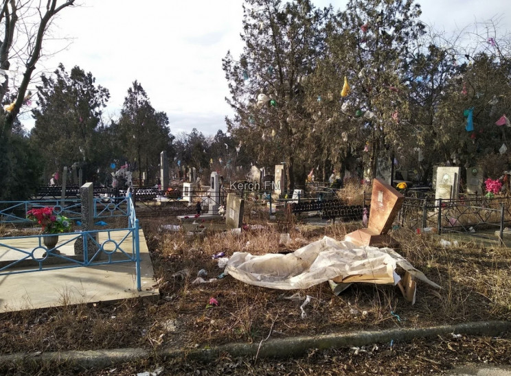 В окупованій Керчі кладовище перетворили…