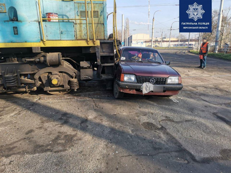 В Херсоне тепловоз влетел в "Опель"…