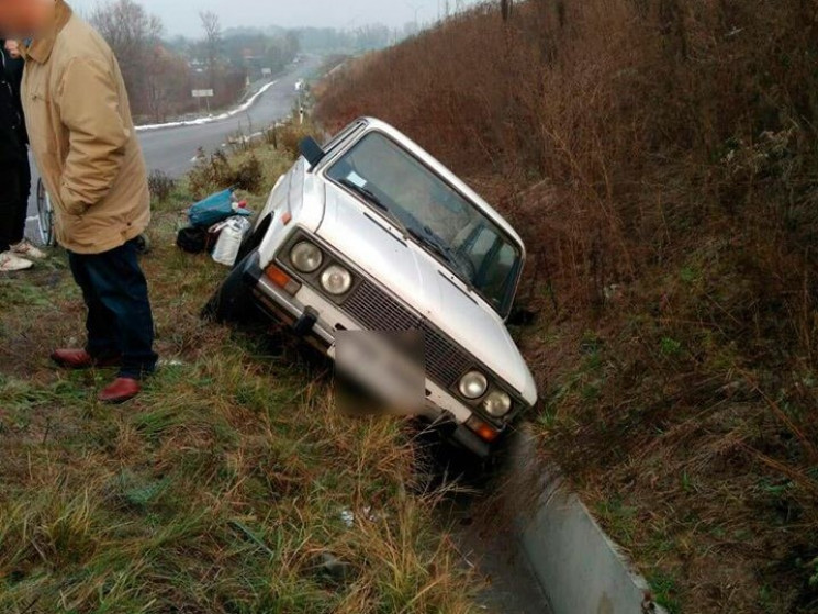 На Полтавщине легковушка съехала в кювет…