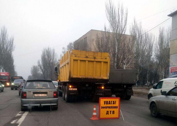 У Запоріжжі вантажівка протаранила легко…