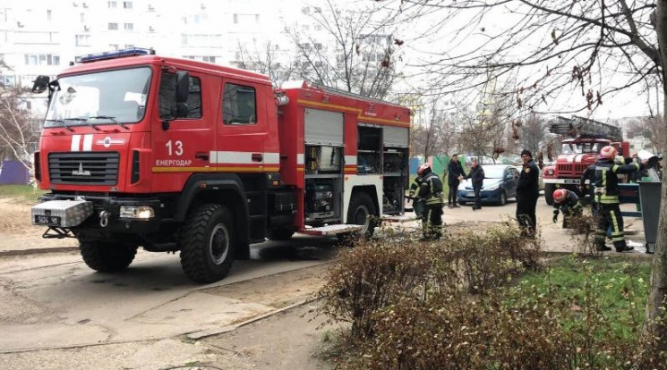 На Запорожье в многоэтажке горел мусороп…