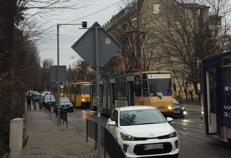 У Львові зупинився рух трамваїв на Сихів…