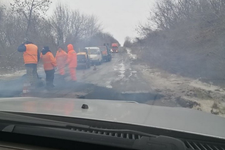 На Криворожской трассе ремонтники асфаль…