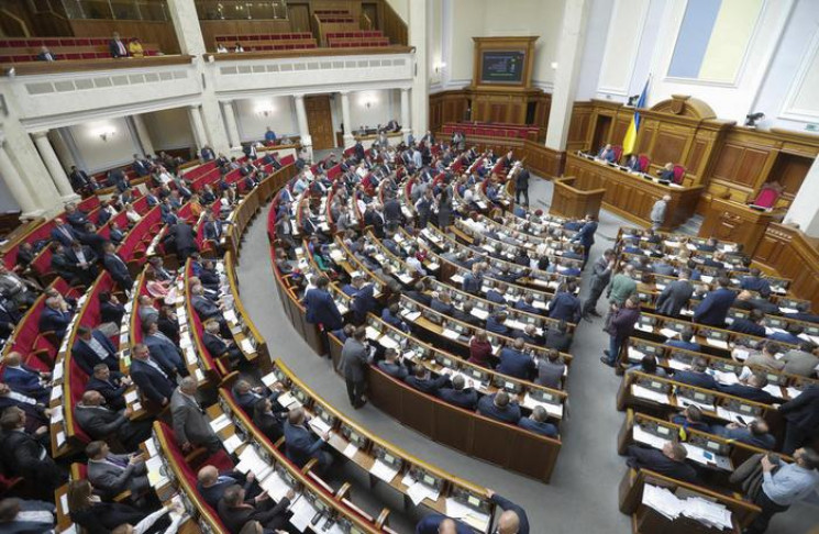 Рада продовжила особливий статус Донбасу…