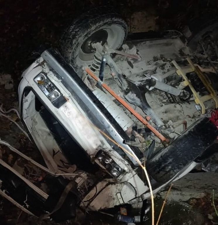 На Кубані авто впало в 50-метровий обрив…