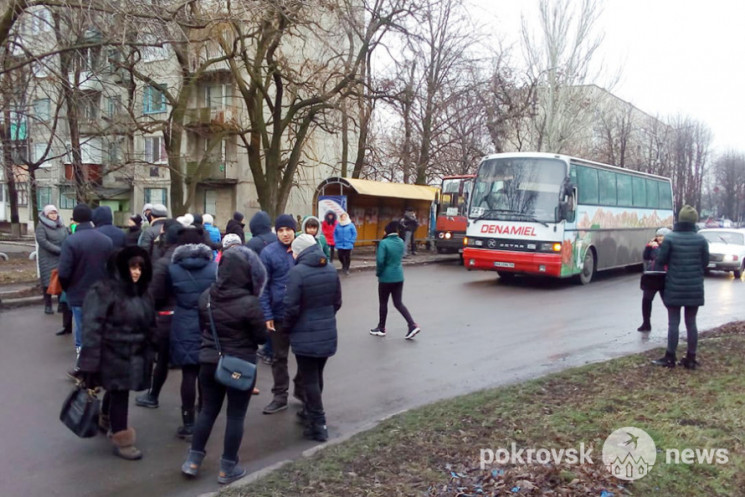 На Донбассе жены шахтеров перекрыли доро…