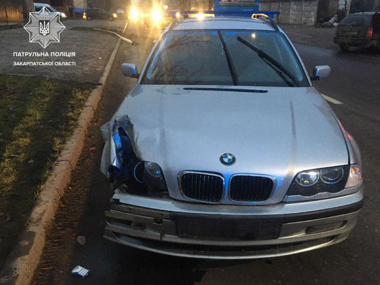 В Ужгороді п’яний водій на BMW зніс елек…