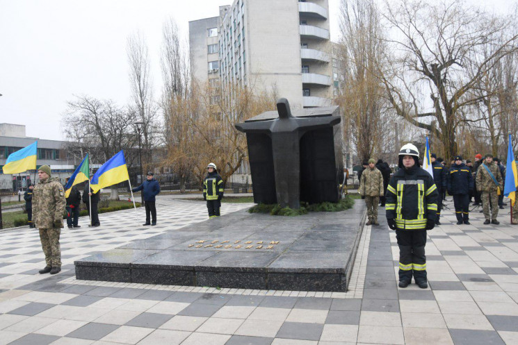 У Кропивницькому біля меморіалу Жертвам…