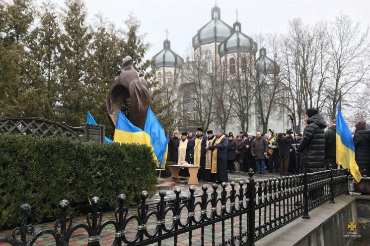 На Тернопільщині відкрили пам'ятник жерт…