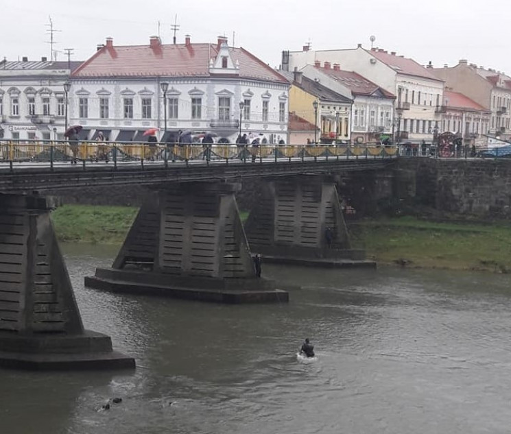 В Ужгороді опори пішохідного мосту звіль…