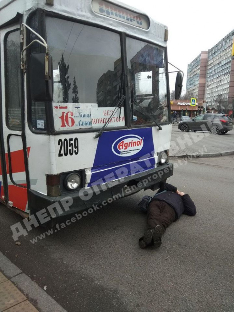 П'ятниця, 13 у Дніпрі: Чоловік ліг під т…