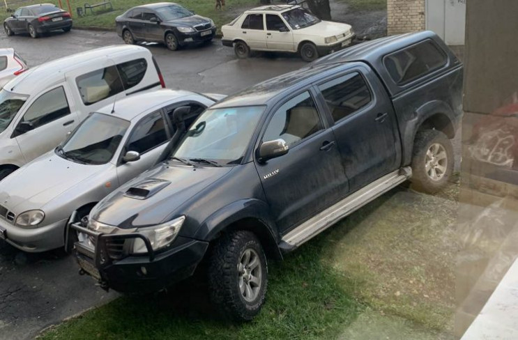 Як паркуються "бідні" львівські депутати…