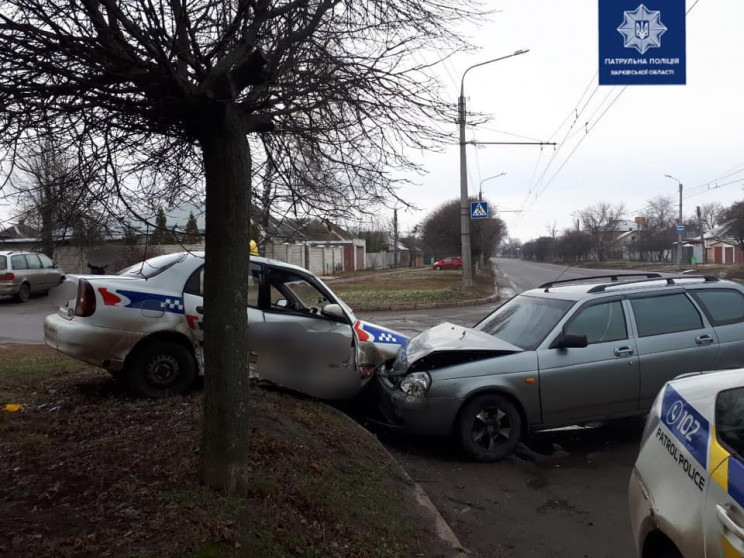 На Холодной Горе автомобиль службы такси…