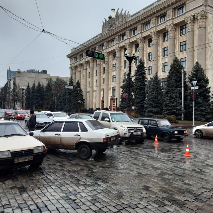 Перед Харківською ОДА врізалися машини:…