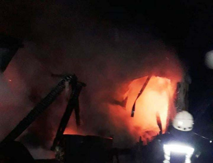 У Херсоні палав вагончик з охоронницею,…