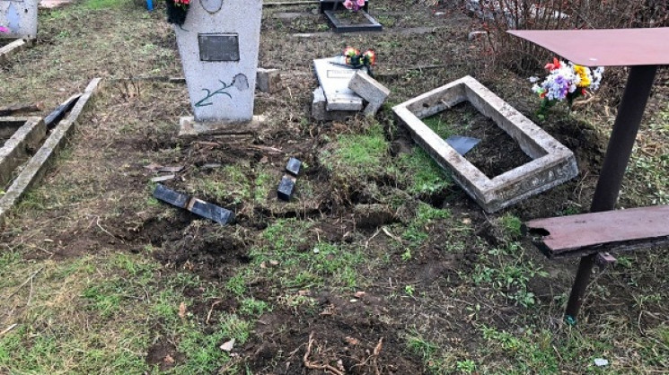 У Дніпрі на кладовищі вандали зруйнували…