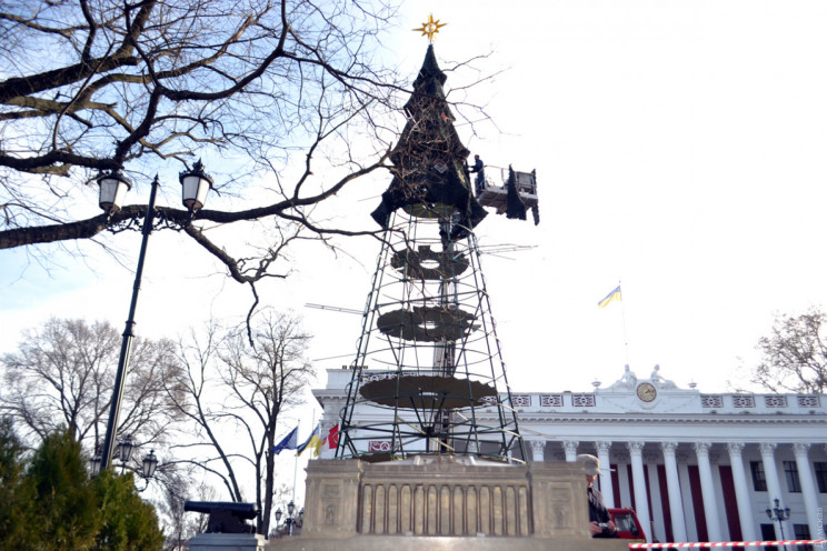 На Думской площади монтируют главную елк…