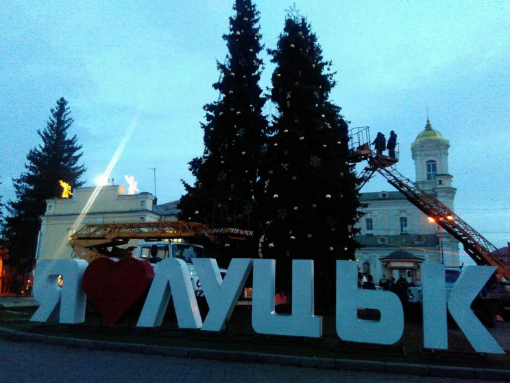 Як у Луцьку прикрашають три головні Ново…