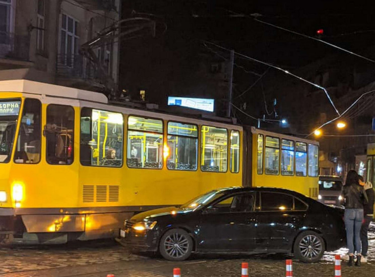 Як у Львові трамвай "підрізав" автомобіл…