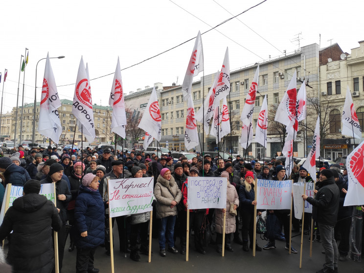 Мэрию Кернеса пикетируют сотни предприни…