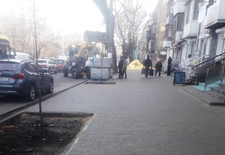 Проспект Гагаріна вимощують тротуарною п…