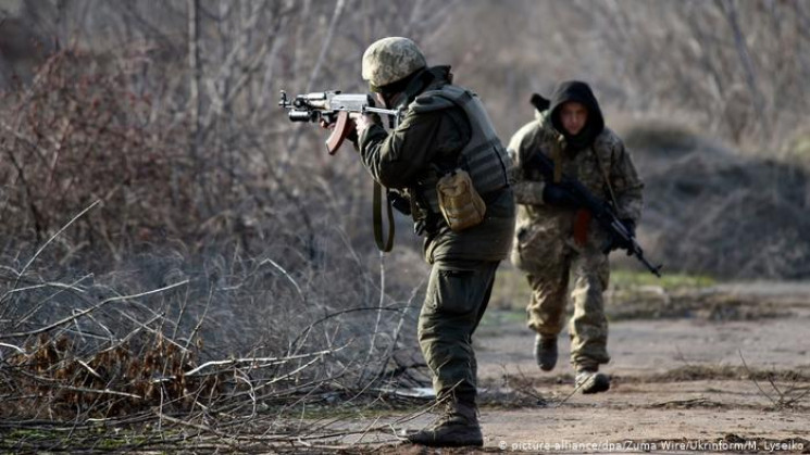 На Донбассе боевики стреляли возле Троиц…