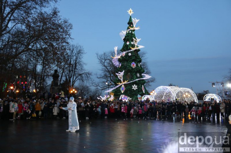 На главной елке Одессы зажгли новогодние…