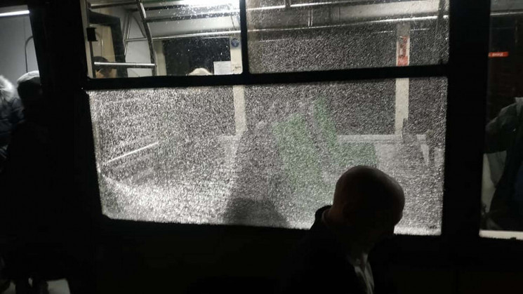 У Львові обстріляли автобус (ФОТО, ВІДЕО…