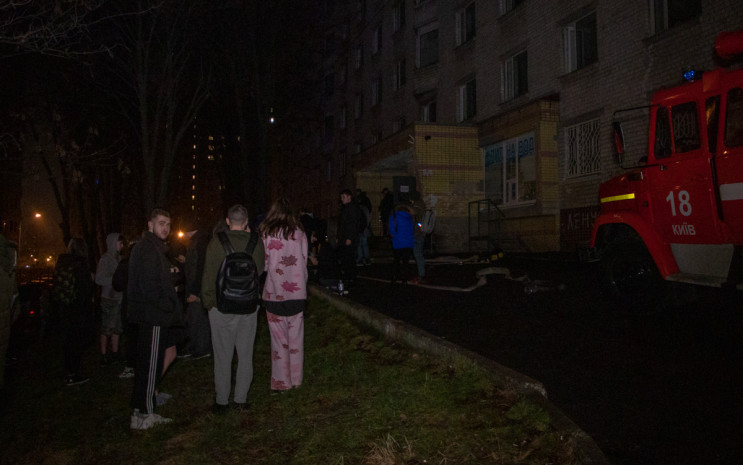У Києві загорівся гуртожиток з 300-ми ст…
