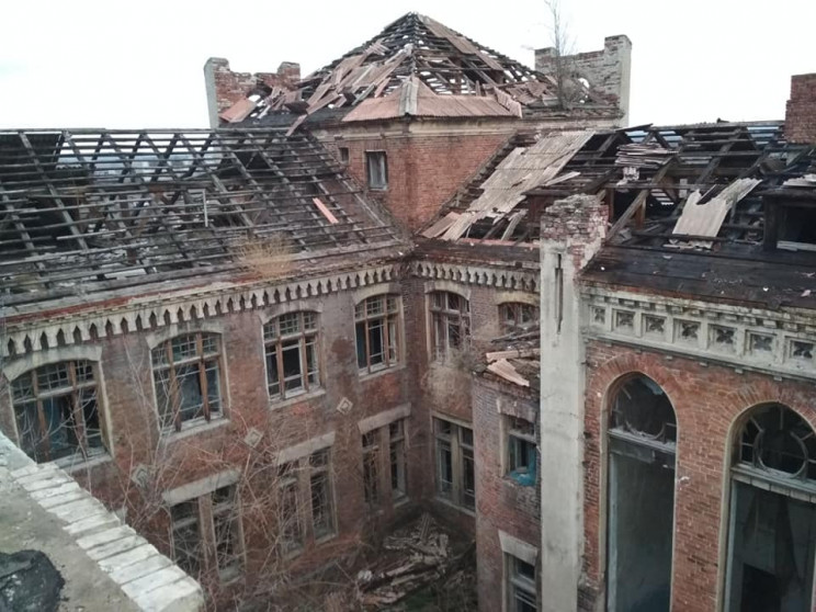 В Лисичанске жители разбирают и уничтожа…