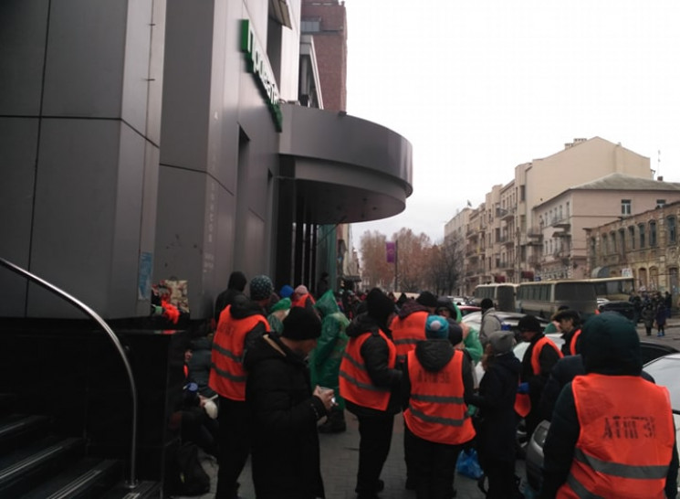 У центрі Дніпра під "Приватбанком" пікет…