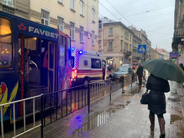 У центрі Львова автомобіль збив чоловіка…