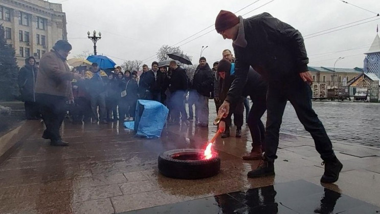 В Харькове протестующие подожгли шину во…