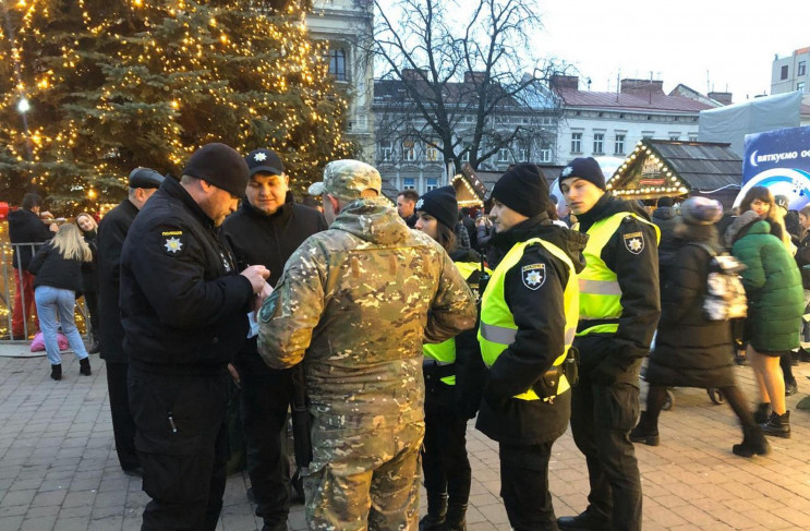 Більше тисячі поліцейських бережуть різд…