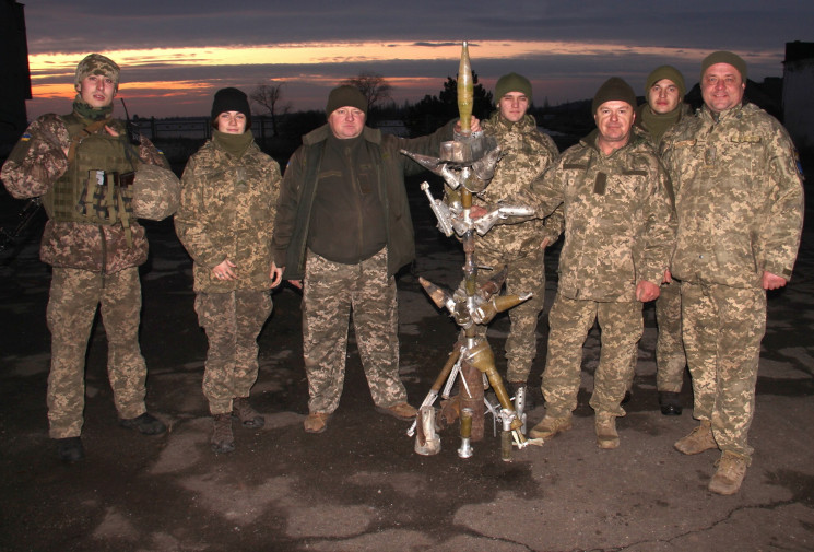 Українські воїни зробили ялинку зі снаря…