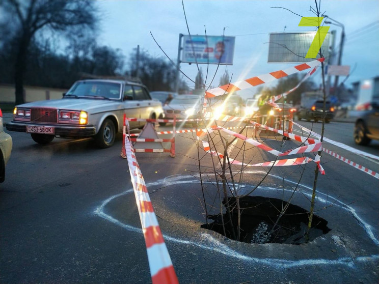 Посеред траси на Люстдорфській дорозі ут…