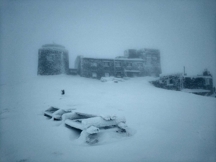 На горе Поп Иван снега намело пол метра…