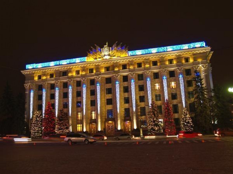 В Харькове подожгли главный вход в здани…