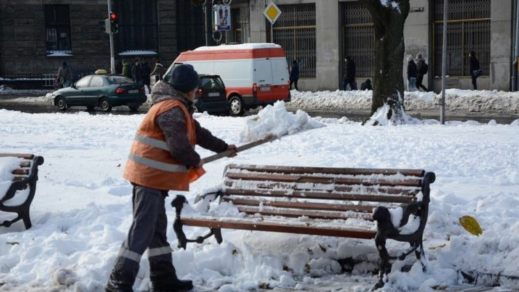 Як Садовий прибирає сніг у Львові…