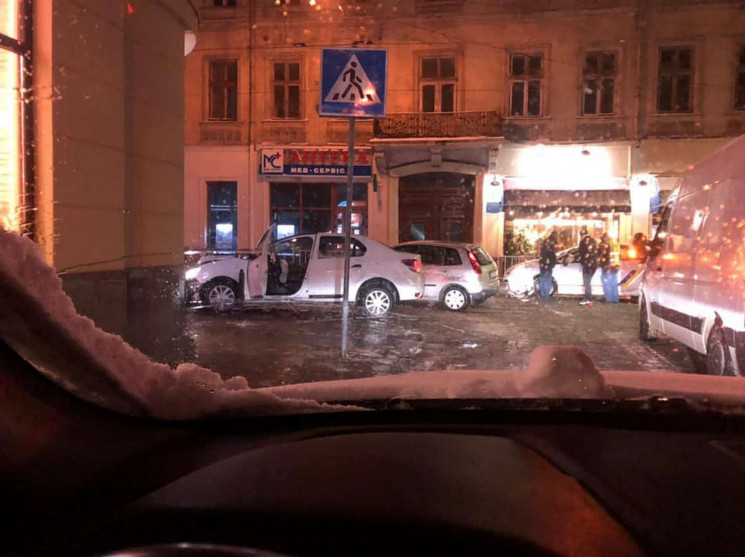 У центрі Львова автомобіль протаранив па…