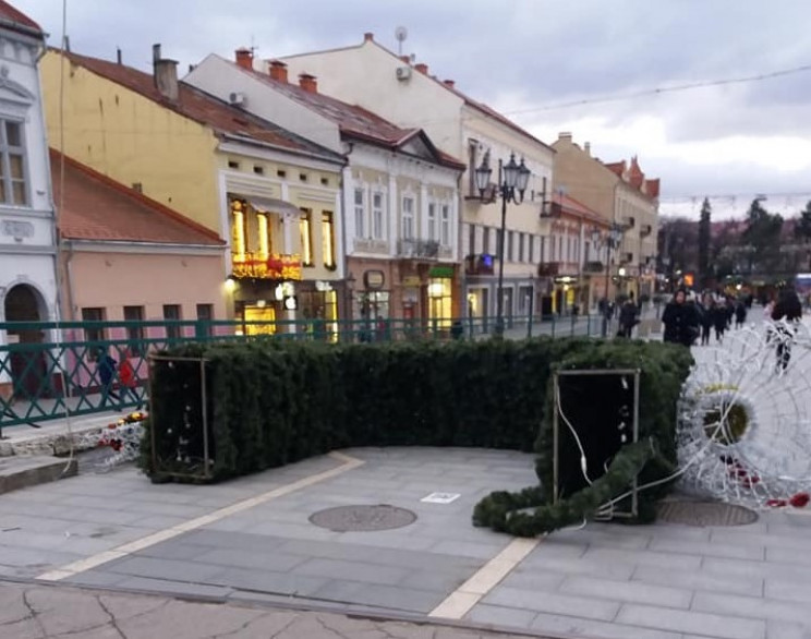 В Ужгороді впала новорічна арка зі сніго…