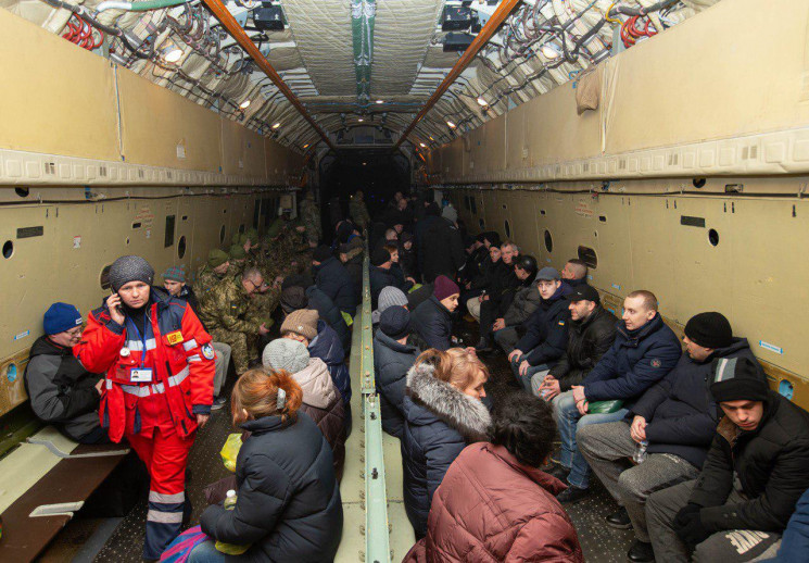 Рейс зі звільненими українцями вилетів і…